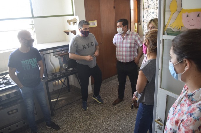 Pacheco entregó un subsidio para mejorar el techo de la Escuela Especial