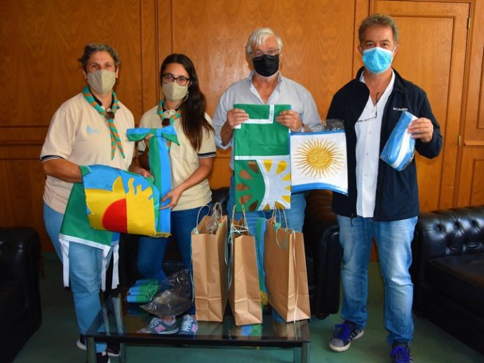 Carrera entregó banderas de ceremonia a la Agrupación Scout