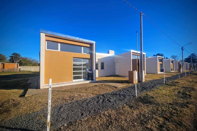 Succurro asistió a una entrega de viviendas en Tornquist