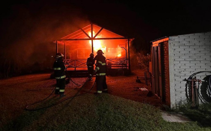 Bomberos Voluntarios acudieron a un incendio de vivienda 