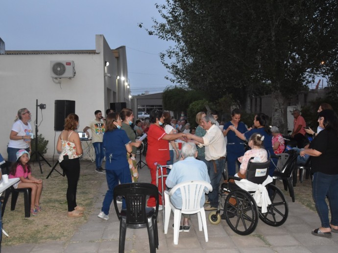 Los adultos mayores de los hogares despidieron el año