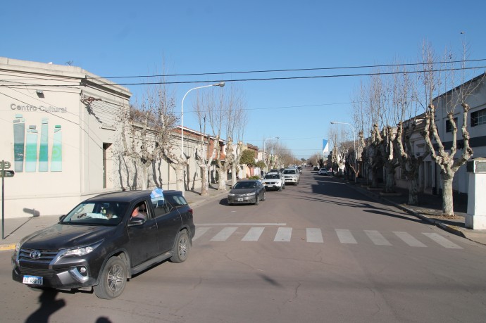 El banderazo convocó a más de un centenar de manifestantes