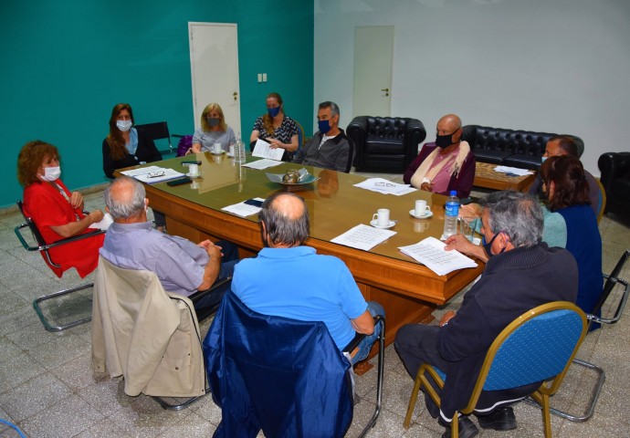 Reunión de funcionarios municipales con Mayores Contribuyentes