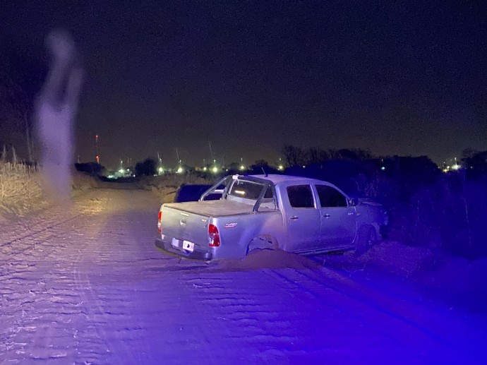 Sustrajeron una camioneta y la dejaron abandonada