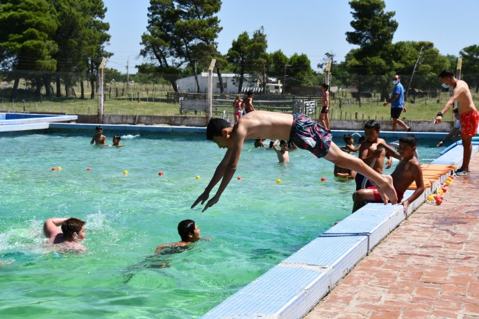 Inició la temporada de pileta del Club Alumni de Quenumá