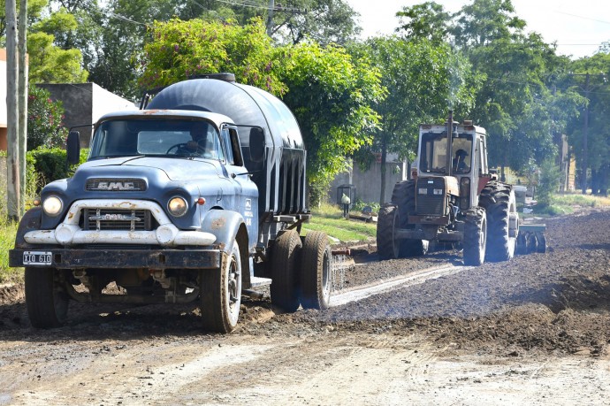 Se trabaja en la construcción de nuevas calles de asfalto