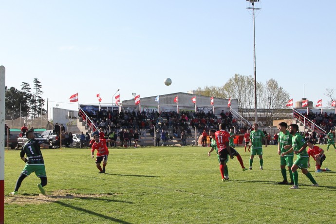 Roberts y Newbery empataron en el regreso del fútbol