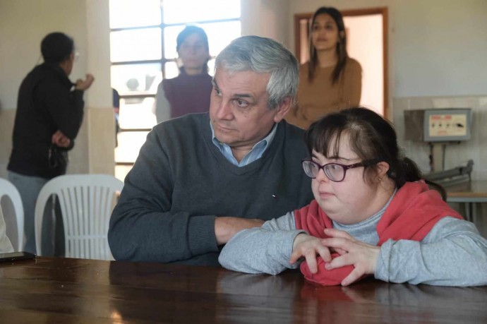 Héctor Gay visitó la sede de la Unión Vecinal