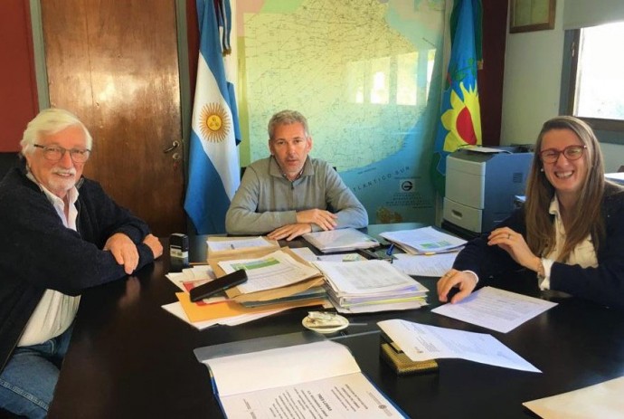 Carrera firmó el convenio para continuar la construcción del secundario