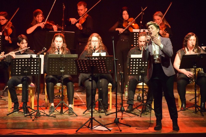 Noche de tango en el teatro de la Sociedad Italiana de Pellegrini