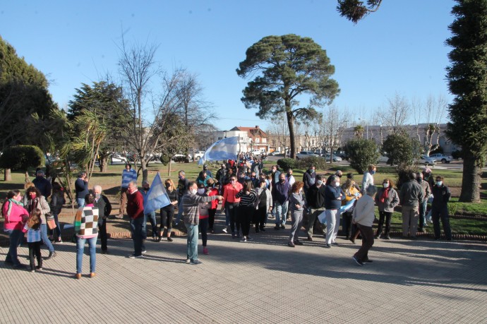 El banderazo convocó a más de un centenar de manifestantes