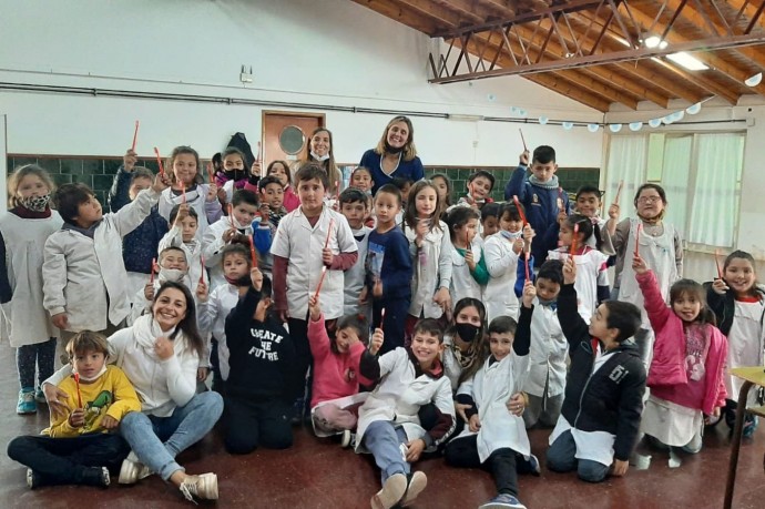 Charla sobre cuidados odontológicos en la Escuela Primaria 6