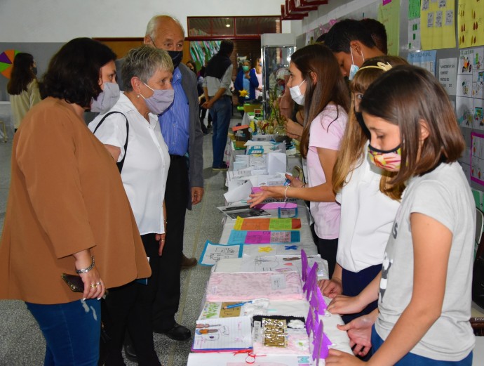 Álvarez visitó la muestra de la Escuela Técnica 