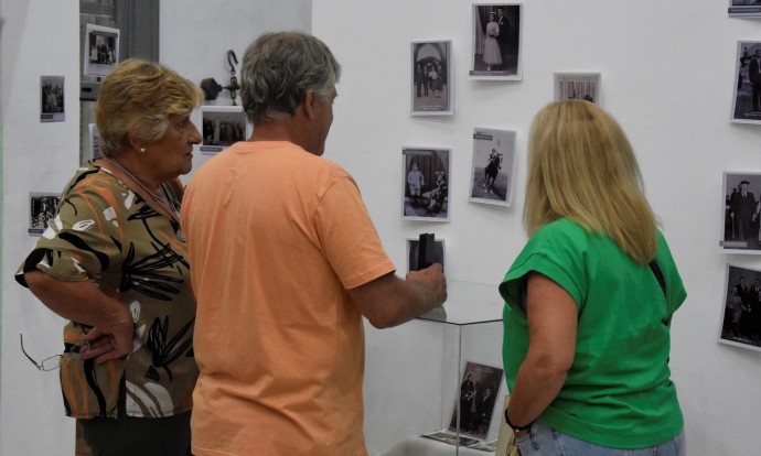 Inauguró la muestra “Una foto, una historia”