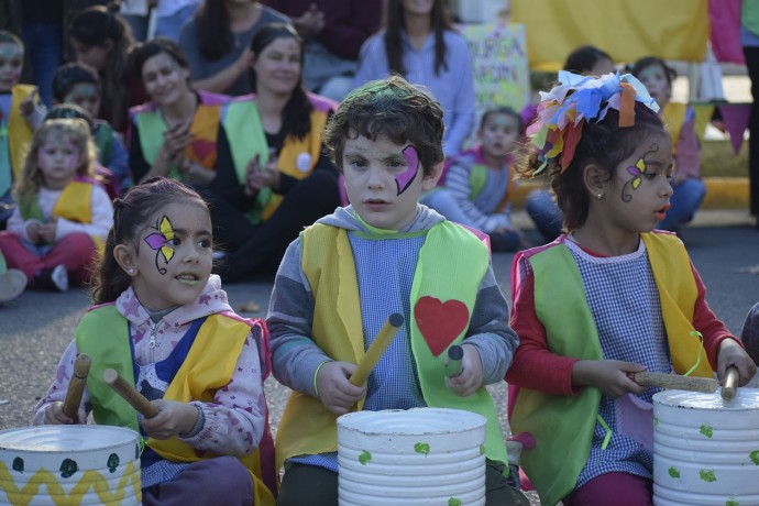 El Jardín N° 901 realizó una murga en la Plaza San Martín 