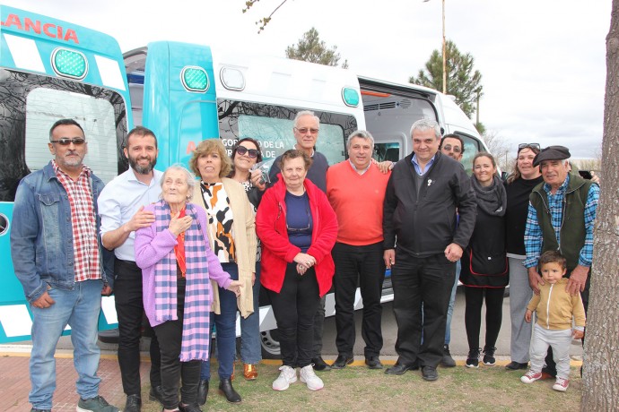 Funcionarios bonaerenses entregaron la ambulancia 0 km para Quenumá