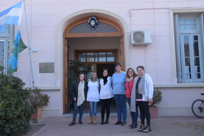 Llegaron mesas y sillas para la Unidad Académica y de la EP N° 1
