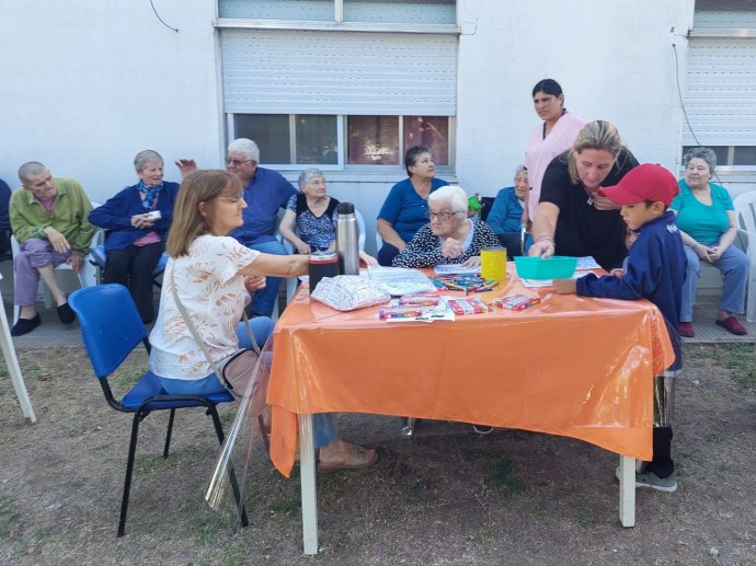 Los residentes de los hogares disfrutaron de una Kermesse recreativa 