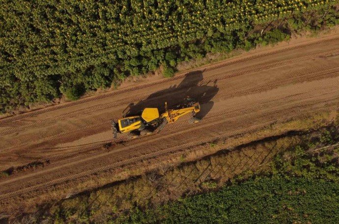 Continúan los trabajos de arreglo y mantenimiento de caminos rurales