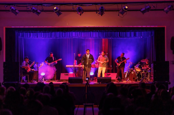 A sala llena, se realizó el tributo a “Los Boxers” en el Centro Cultural 