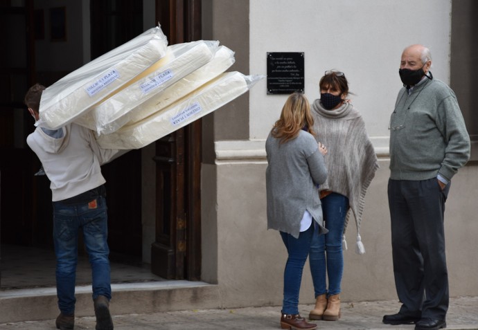 Entrega de elementos a la Escuela Albergue de Thompson 