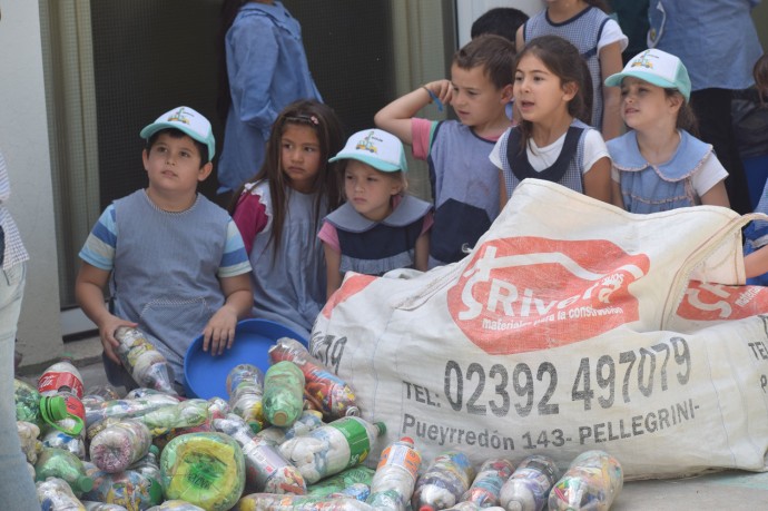 Entregaron los premios del “Concurso botellas de amor”