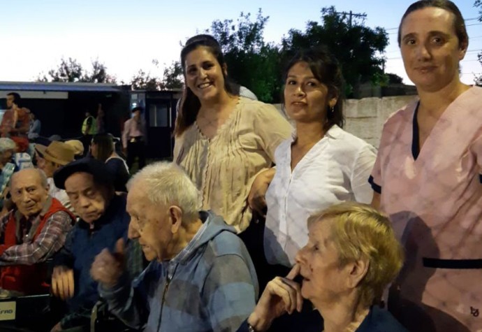 Los residentes de los Hogares Municipales asistieron al jineteada 