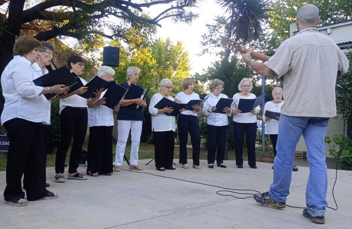 Los coros “Ilusiones” y “Arenas” realizaron su presentación de fin de año