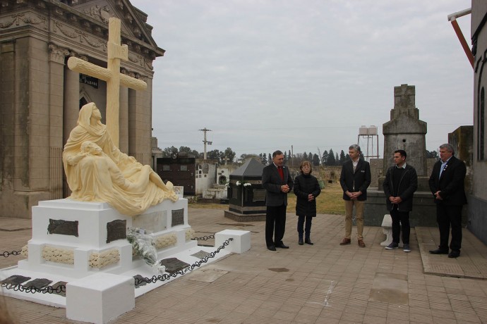 Colocaron una ofrenda floral en el monumento “La piedad”