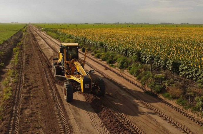 Continúan los trabajos de arreglo y mantenimiento de caminos rurales