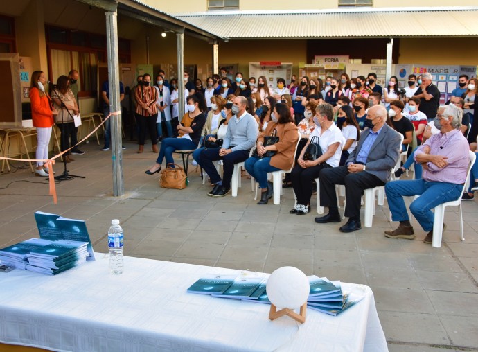 Álvarez visitó la muestra de la Escuela Técnica 