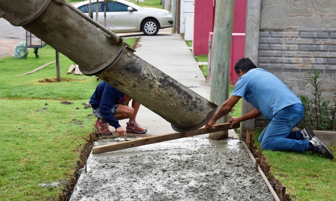 Construyen veredas en el barrio Ricardo Román Yani