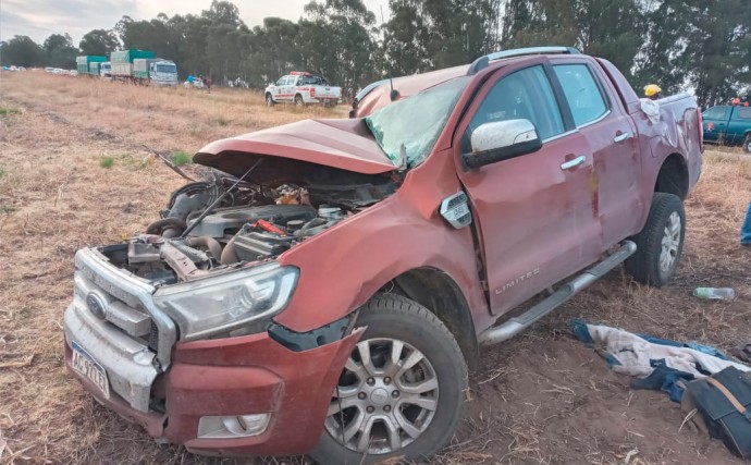 Una camioneta colisionó en la parte trasera del acoplado de un camión