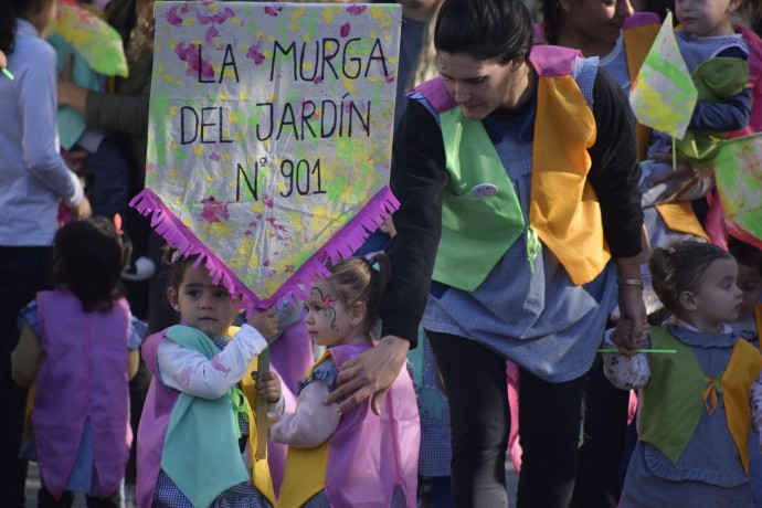 El Jardín N° 901 realizó una murga en la Plaza San Martín 