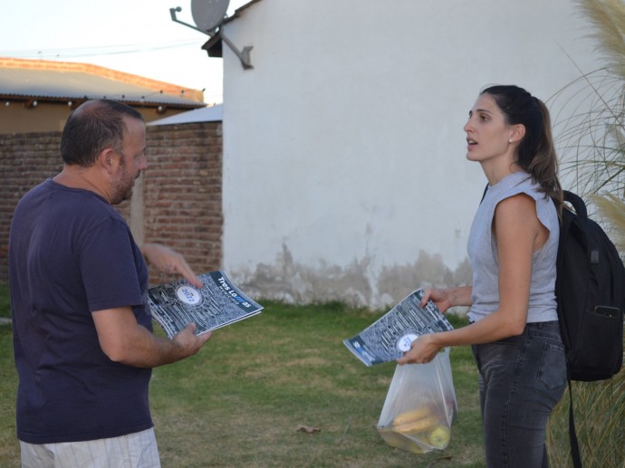 Carrera continúa recorriendo la ciudad para dialogar con los vecinos 