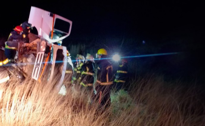 Volcó una camioneta que transitaba por la Ruta 85