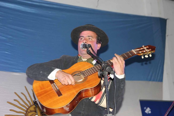 Gran marco de público y presentación de artistas en la Peña Patria