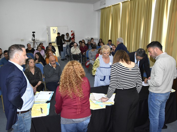 Más de cuarenta familias firmaron la escritura de su vivienda