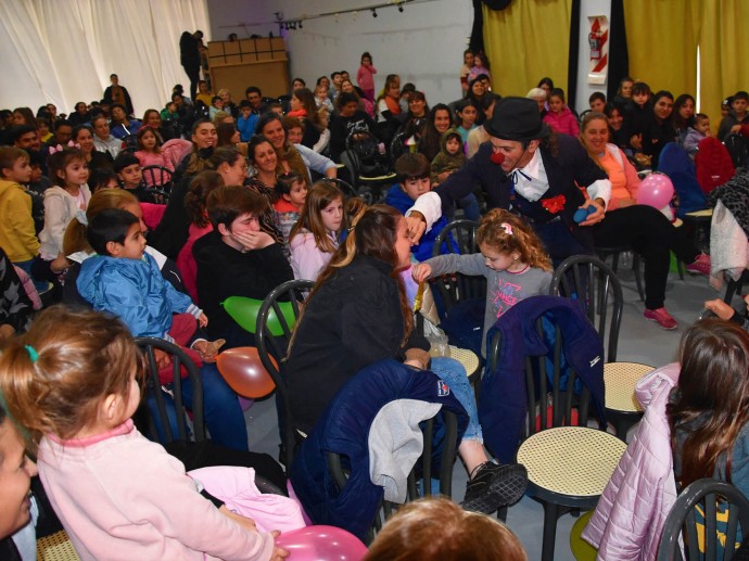 Presentación de la “Compañía Tricletas” en la Vieja Usina