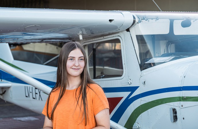 Con apenas 18 años egresó de la Escuela de Pilotos del Aeroclub  