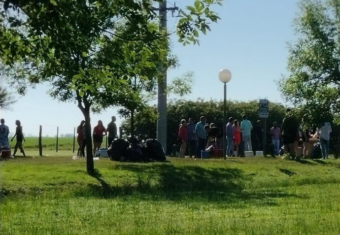 Centenares festejaron Navidad en el Paseo del Lago y luego lo limpiaron