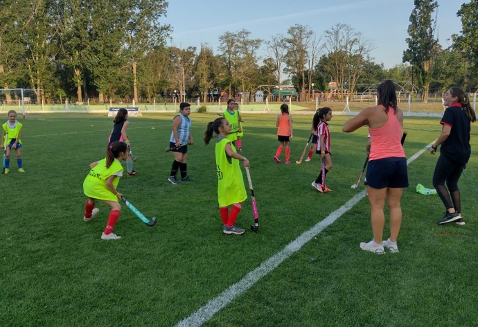 Integrantes de “Las Leonas” dictaron una clínica de hockey 