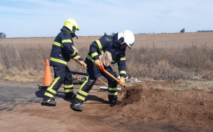 Volcó un camión con carga de placas de vidrio en la Ruta 85