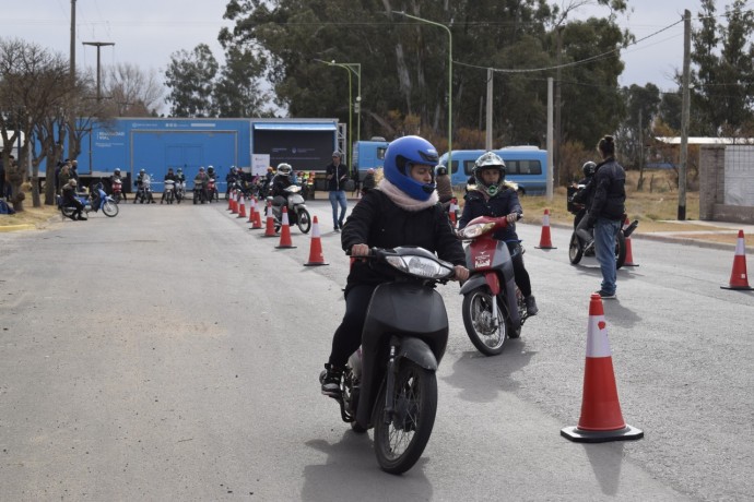 Concurrida capacitación sobre manejo de motocicletas