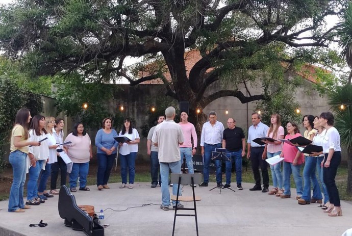 Los coros “Ilusiones” y “Arenas” realizaron su presentación de fin de año