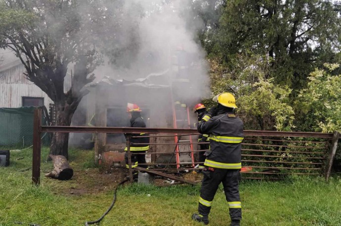 Incendio de vivienda en cercanías del Paseo del Lago