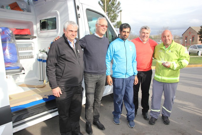 Funcionarios bonaerenses entregaron la ambulancia 0 km para Quenumá