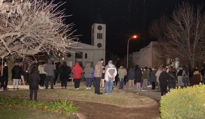 Alrededor de 200 personas se congregaron en apoyo al Padre Chelo