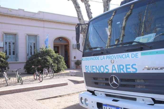 Llegaron mesas y sillas para la Unidad Académica y de la EP N° 1