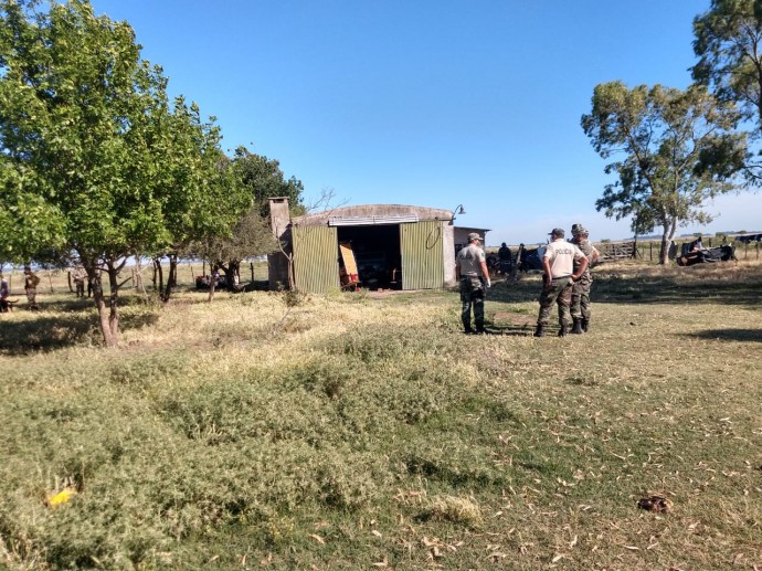 En un fuerte operativo policial se allanó el campo “Don Raúl”